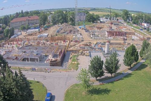 U Nemocnice Jihlava pokračuje výstavba parkovacího domu. Kraj zvažuje navýšení kapacity až na 704 míst