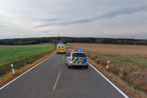 U Stříbra na II/230 při odbočování na Lhotu srazila dvě auta, dva lidé zraněni
