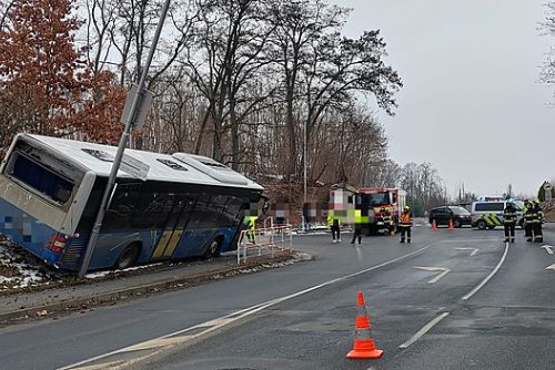 V Domažlicích se samovolně rozjel nezajištěný autobus, škoda přes 300 tis