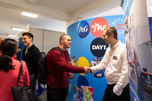 Veletrh práce ZČU láká stovky studentů. Více než 100 firem hledá nové talenty