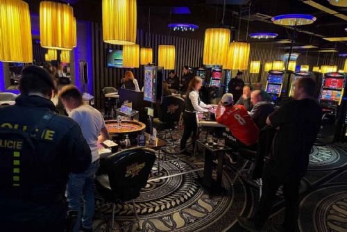 Velká noční akce v Plzni. Desítky policistů řešily přestupky i podávání alkoholu dětem