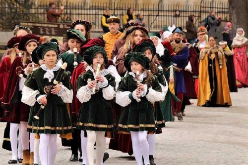 Vodáci odemykají Vltavu, odpoledne město oživí historický průvod