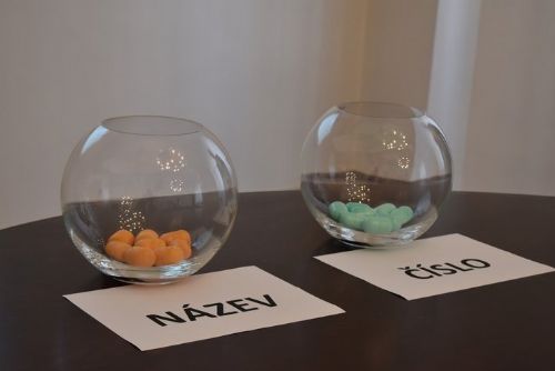 Volební los v Plzni rozhodl. Třináct kandidátek i osm senátních uskupení zná pořadová čísla