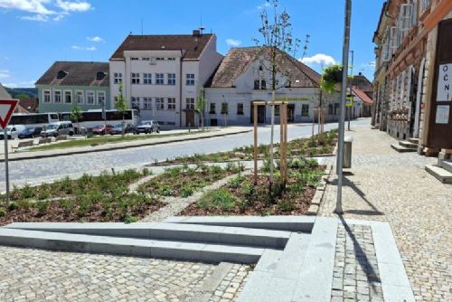Volyně dokončila obnovu náměstí Svobody. Centrum získalo novou dlažbu, zeleň i upravený prostor pro lidi