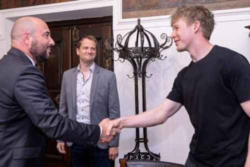 Všímaví mladíci v Plzni pomohli zachránit batole v okně. Primátor jim poděkoval na radnici