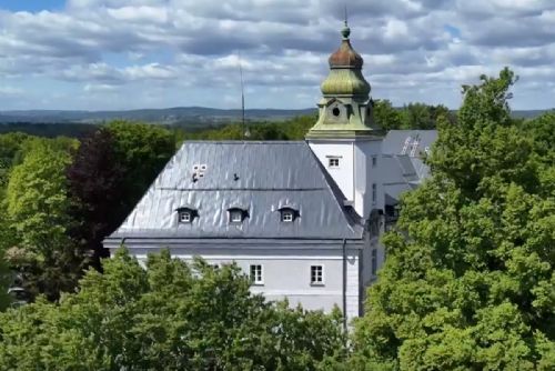 Z chátrajícího zámku je první centrum dlouhodobé péče v Česku. Téměř se zaplnilo