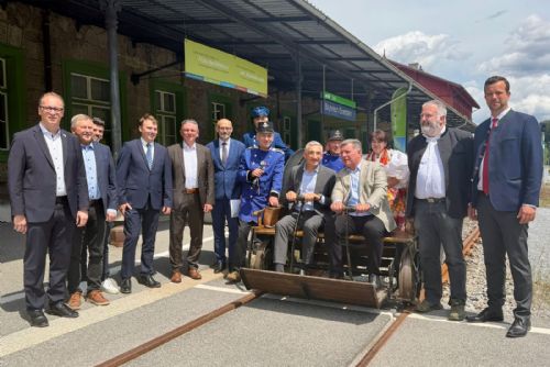 Železnice mezi Šumavou a Bavorskem slaví 35 let od návratu vlaků přes hranici