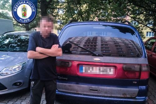 Zpátečka na 3,42 promile už nevyšla. Řidič v Plzni naboural zaparkované auto