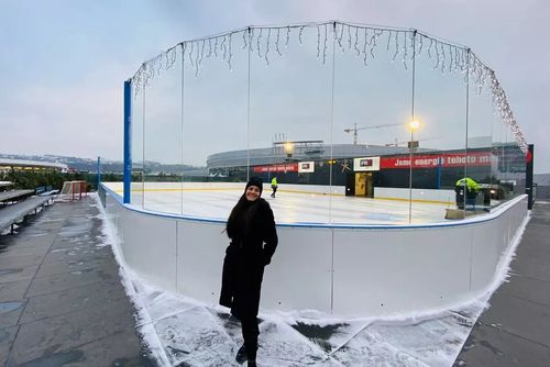 Na střeše Harfy opět v provozu kluziště