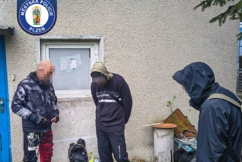 Otevřené okno, tři vetřelci. Noční výprava do firmy v Domažlické skončila v rukou policie