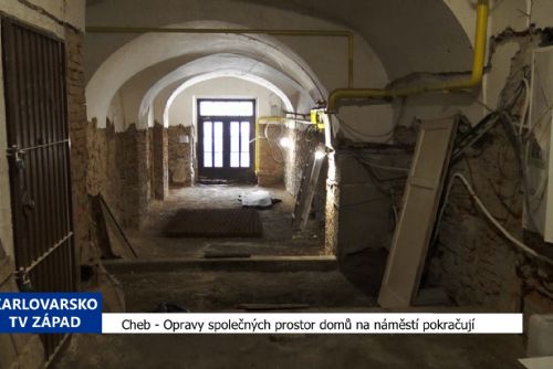 Cheb: Opravy společných prostor domů na náměstí pokračují (TV Západ)