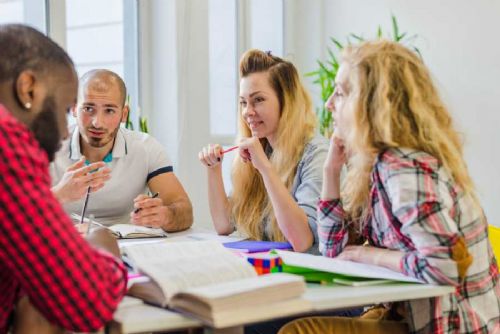 Belgický student a Francouz se v Českých Budějovicích učí česky: jazykový kurz zaměřený na gramatiku a kulturu