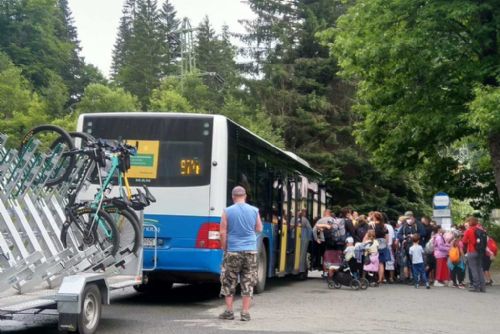 Bez auta na Šumavu? Zelené autobusy letos opět usnadní výlety