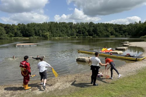 Bezpečně u vody: Stříbrné jezero učí bezpečí s Hasiči a Zdravotníky