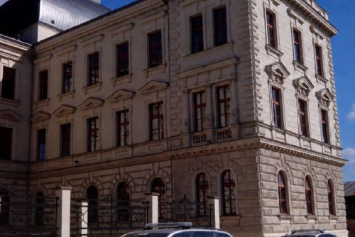Bombu si vymysleli, aby nemuseli k soudu. Výhrůžka v Plzni skončila obviněním dvojice