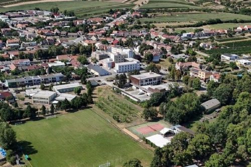 Čejč získala Zlatou stuhu i titul Vinařská obec Jihomoravského kraje, uspěla díky spolkům a tradičním sklepům