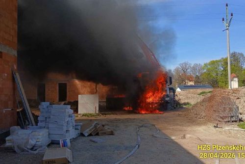 Domíchávač ve Vlkýši pohltily plameny. Škoda přesáhla pět milionů