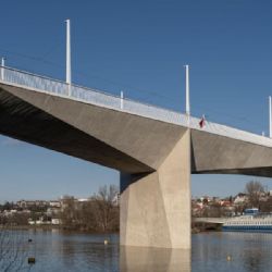 Dvorecký most se otevírá. Nová spojnice přes Vltavu mění dopravu i linky MHD