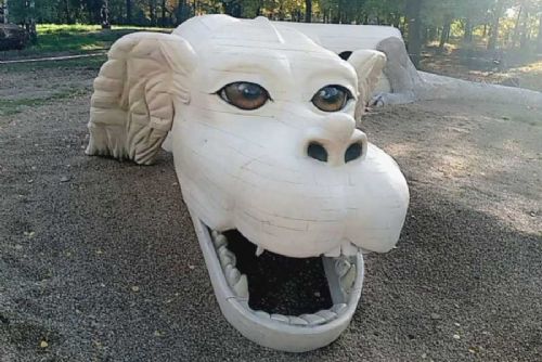 Falco z Nekonečného příběhu přistál v Bílině a stal se prolézačkou pro děti