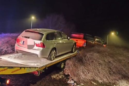 Ford Ranger s přívěsem zůstal viset na kruhovém objezdu