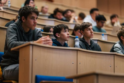 Gymnazisté si na FEL vyzkoušeli roli vědců, představili vlastní technické projekty