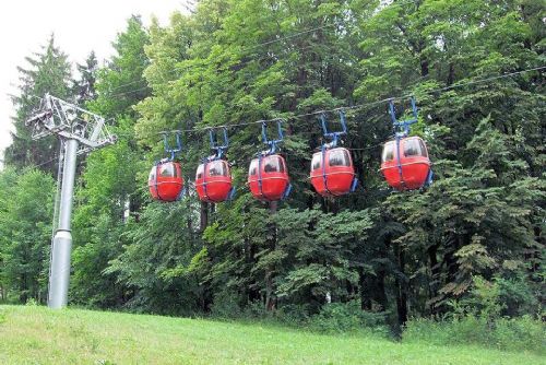 Historická pulzní lanovka v Mariánských Lázních patří mezi technické rarity českých hor