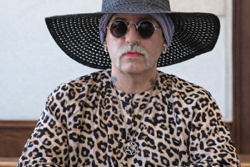 Hledaný extremista si změnil pohlaví a nenastoupil do vězení. V Plzni teď čeká na vydání