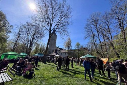 Hrad Roštejn zahájil sezónu Mysliveckým dnem, dorazili hejtman Kukla i poslankyně Oborná
