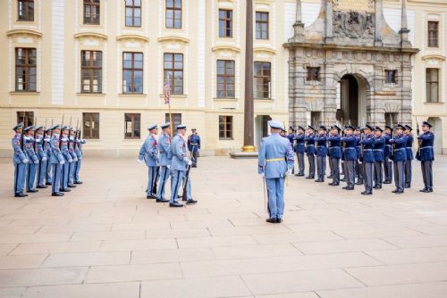Hradní stráž vyměnila letní uniformy za tmavě modré. Při střídání se potkaly obě varianty