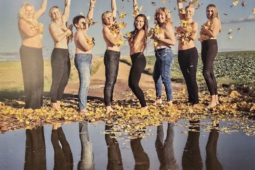 Kalendář, který pomáhá. Hasičky ze Zíchova vybraly 100 tisíc pro nemocné s ALS