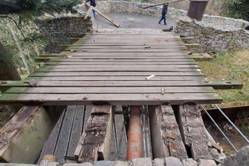 Kašperk mění mostky před sezonou. Staré dřevo po dvaceti letech dosloužilo