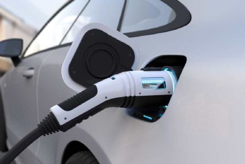 Konec bezplatného parkování pro elektromobily: Plzeň ruší, Praha zpoplatní