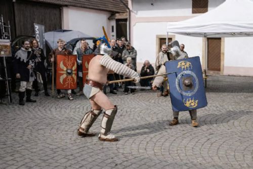 Království nožů, seker a mečů. Do Černic dorazili nožíři z celého Česka