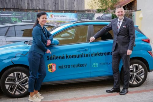 Město Touškov úspěšně provozuje komunitní elektromobily