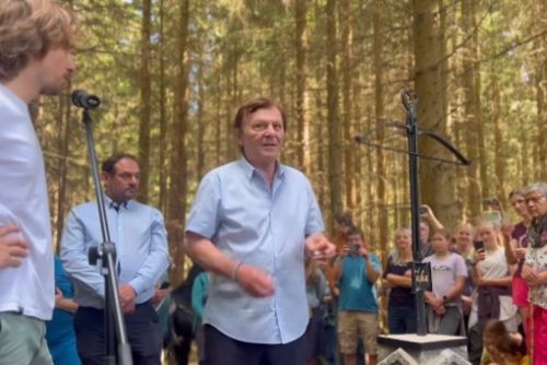 Na Šumavě oživili kouzlo Popelky - u Javorné znovu stojí křížek z pohádky
