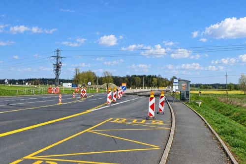 Na Tachovsku končí měsíce omezení. Nový kruhový objezd u Nové Hospody se otevře naplno