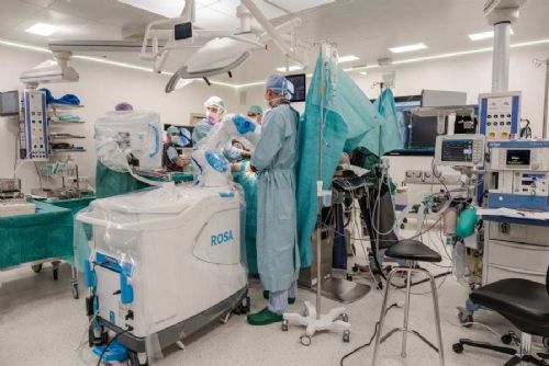 Nemocnice České Budějovice provádí oboustranné náhrady kloubů s pomocí robotické asistence