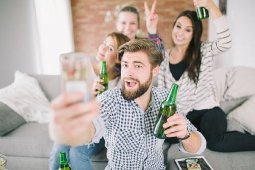 Noční klid v Praze má svá pravidla. Hluk může znamenat pokutu až 15 000 Kč