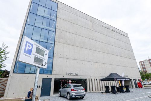 Obří parkovací dům na Světovaru je hotový. Nabídne 433 míst za deset korun
