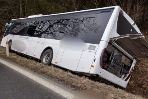 Opilec poslal ukradený autobus do příkopu