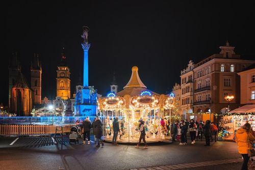 Pierce Brosnan a Drawman rozsvítí Velké náměstí na Nový rok