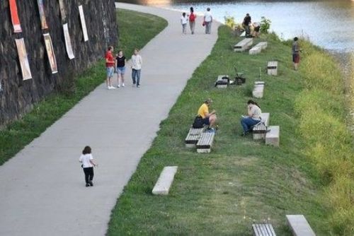 Plzeňská náplavka na Radbuze září novotou