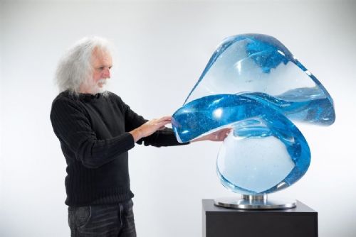 Pop-art se vrací domů. Josef Rataj zaplnil plzeňské Depo Moto Art barvami a ikonami