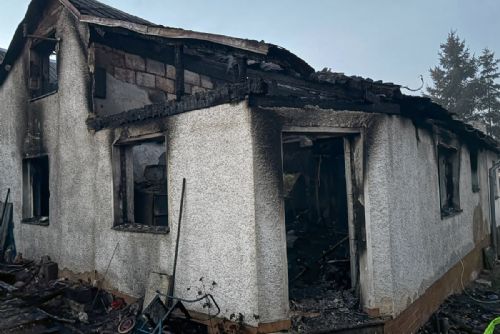 Požár domku ve Zbirohu na Rokycansku - milionová škoda a zraněný muž