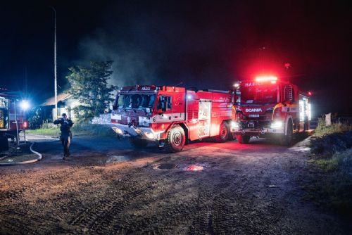 Požár v Modřanech zastavil vlaky, zasáhli dobrovolníci i profesionálové