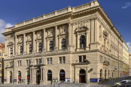 Praha chce dorovnat 399 milionů za Národní dům, jedná i o zámku Veleslavín