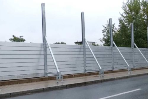 Praha modernizuje protipovodňovou ochranu: Mobilní hradidla nahradí pytle s pískem na Rašínově nábřeží