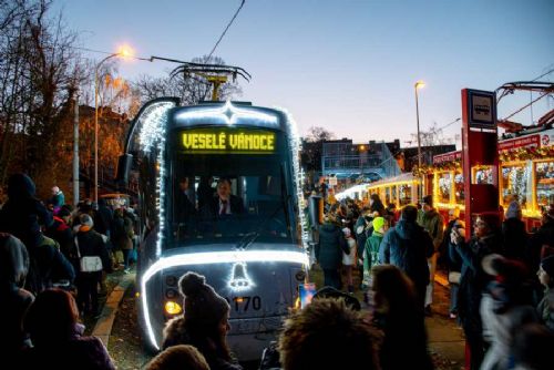 Prahou projíždí vánoční pohádka: Světelné tramvaje oslní až do Tří králů