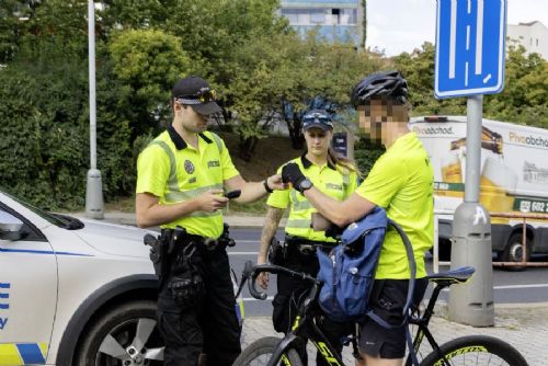Pražští strážníci při kontrolách cyklistů a koloběžek odhalili stovky přestupků