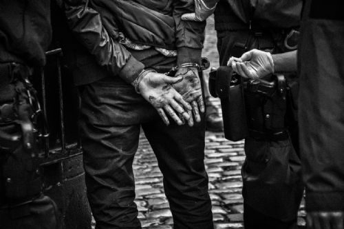 Přepadl benzinku s atrapou bomby, policie ho dopadla